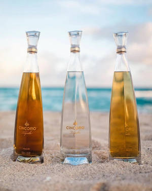Бутылка Cincoro Tequila на пляже — Лето Обои