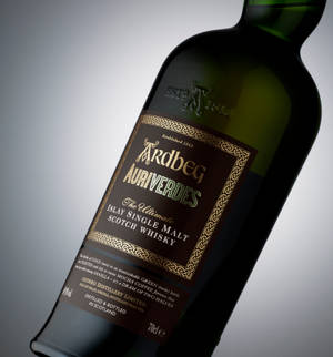 Бутылка виски Ardbeg Auriverdes — Honor Magic V Flip 2 Обои