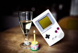 Обои с репликой Game Boy, стеклом и тортом