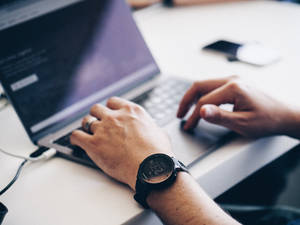 человек печатает на клавиатуре — MacBook Pro Обои