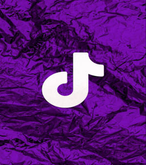 Глубокий фиолетовый драпированный фон с логотипом TikTok обои — Vivo X Fold5 Обои