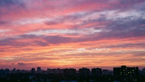 Красочное небо на рассвете над силуэтом городского пейзажа. — Вид на небо Обои