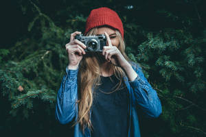 Обои: девушка фотографирует камерой