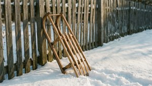 Винтажные деревянные санки на заснеженном пейзаже, ностальгично. — Эстетичное рождество Обои