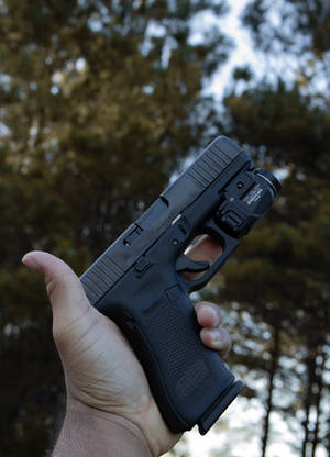 Обои «Держит Glock с фонариком» — OnePlus Pad Обои