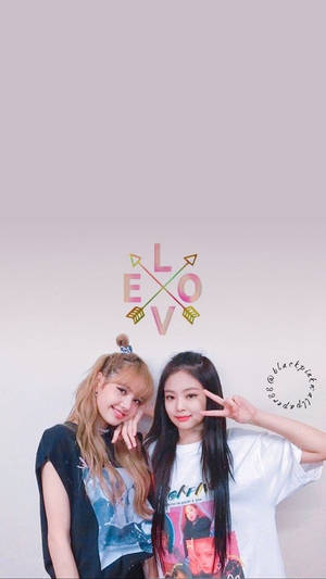 Лиса и Дженни из Blackpink на белом фоне со стрелками и LOVE — обои