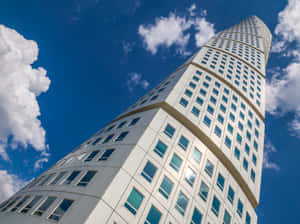 Драматичный вид на небоскреб Turning Torso, самое высокое здание Швеции