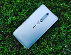 Задняя сторона железно-синего Nokia 6.1