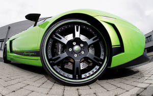 Обои с видом «рыбий глаз» на колесо зеленого Lamborghini.