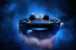 Обои с игровым контроллером в руке