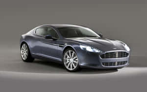 Изысканный Aston Martin Rapide S в движении — MacBook Air M1 Обои