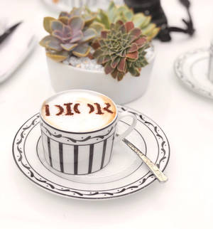Обои с капучино в кафе Dior — Oppo Find N Обои