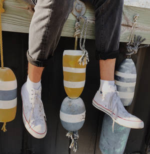 Обои с классическими белыми Chuck Taylor Converse — Galaxy Z Flip7 FE Обои