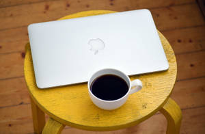 Кофе и Macbook Air — MacBook Air Обои