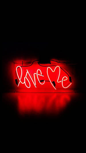 Красная неоновая вывеска Love Me — Неоново-красный Обои
