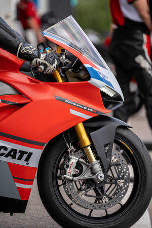 Красный мотоцикл Ducati Panigale V4S — Xiaomi Pad 8 Обои