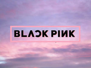 Логотип Blackpink на фоне пастельного неба