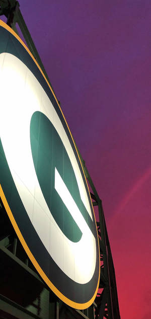 Обои с логотипом Green Bay Packers на поле — iPhone 14 Pro Max Обои