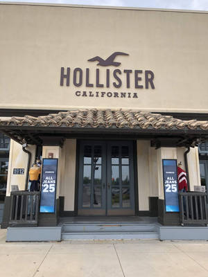 Обои с логотипом фасада магазина Hollister — 3:4 Обои