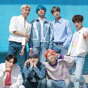 Милые участники BTS позируют вместе на синей стене — Bts рабочий стол Обои