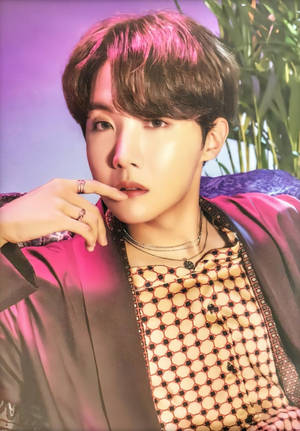 Милый J-Hope из BTS в коричневом топе