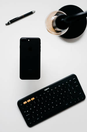 Минималистичный стол для iPhone с черной клавиатурой — Xiaomi Pad 9 Pro Max Обои