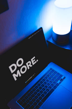 Мотивационные слова на экране MacBook обои