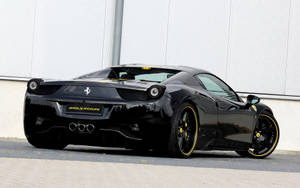 Черный Ferrari 458 Italia вид сзади с желтыми акцентами обои