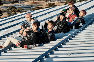 На крыше крутой BTS для ноутбука
