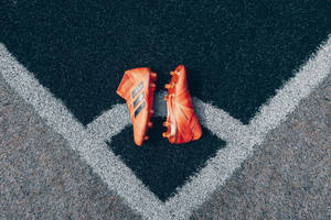 Обои с футбольными бутсами Adidas на угловой дуге.