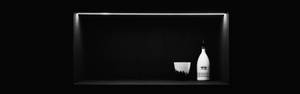 AMOLED-обои: чёрная полка с белой бутылкой и стаканом. — AMOLED Обои