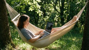 MacBook Air в гамаке для спокойного отдыха на природе.