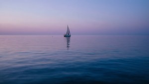 Одинокий парусник на спокойной морской воде в сумерках. — Океан Обои