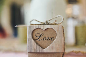 Коробка с дизайном сердца и словом «Love», написанным черными чернилами. Бумажная подарочная коробка ко Дню святого Валентина.