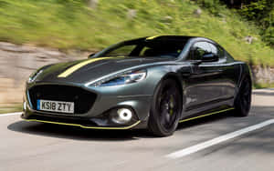 Подпись: Aston Martin Rapide S – Слияние мощи и роскоши — MacBook Air M1 Обои