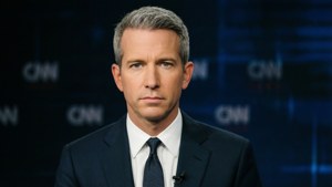 Студийный портрет Андерсона Купера с брендингом CNN.