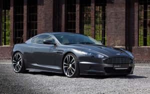 Потрясающий серебристый Aston Martin DB9 на гоночном треке — MacBook Pro 13 Обои