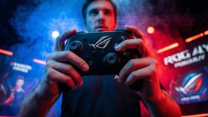 Динамичный кадр снизу вверх с ROG Ally в действии.