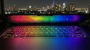 Крупный план радужной подсветки клавиатуры Chromebook на фоне ночного города.