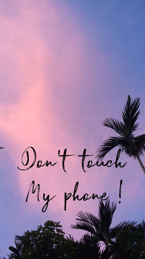 Пальмы на фоне розового неба с текстом «Don't touch my phone!».