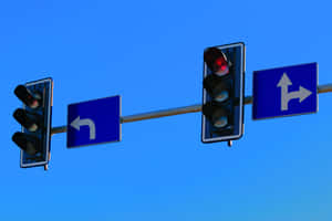 Светофор и указатель со стрелкой — 蓝天 Обои