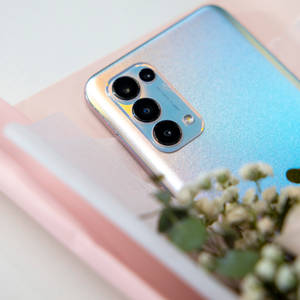 Серебристый смартфон Oppo Reno 5