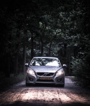 Обои с серым Volvo Sedan за рулем — Galaxy Z Fold Обои