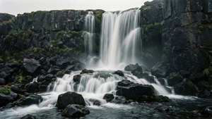 Монохромный водопад с туманными скалами — Серый эстетика Обои