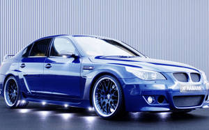 Чисто синий автомобиль Hamann BMW на синем фоне