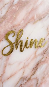 Блестящая золотая фольга с надписью «Shine» на розово-белом мраморном фоне с искрами. — Эстетичные слова Обои