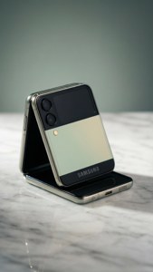 Стильный продуктовый снимок Z Flip 5 на мраморе, подчеркивающий его компактный дизайн.