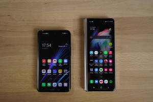 Сложенные Oppo и Samsung смартфоны