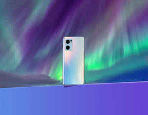 Смартфон Oppo на фоне северного сияния