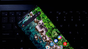 Смартфон Xiaomi на клавиатуре — Xiaomi Обои